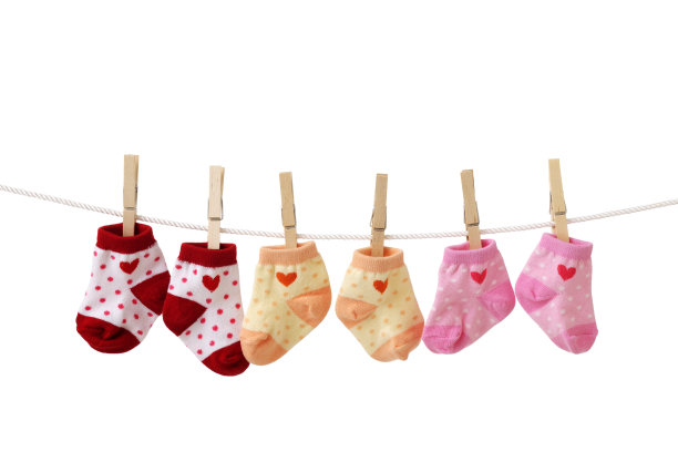 晾衣绳上挂着婴儿袜子图片下载