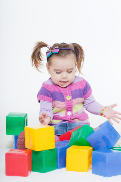 小女孩玩积木玩具图片下载