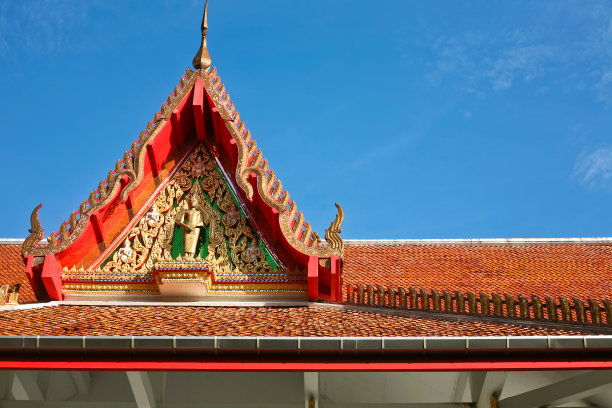 泰国南部的一座佛教寺庙。普吉岛图片下载