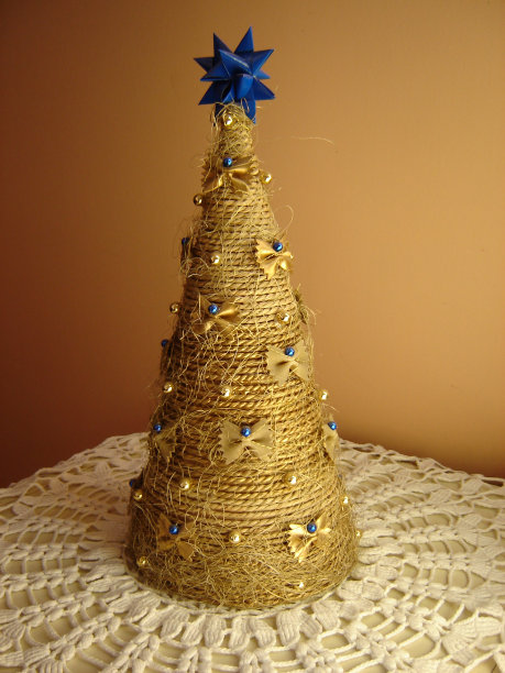 有一颗蓝色星星的圣诞树图片下载