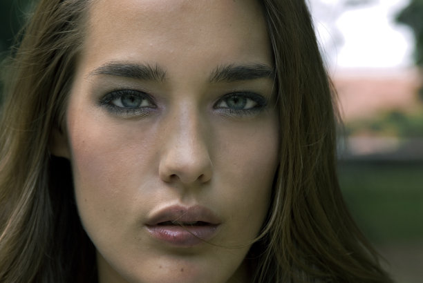 一位女士的户外肖像图片下载