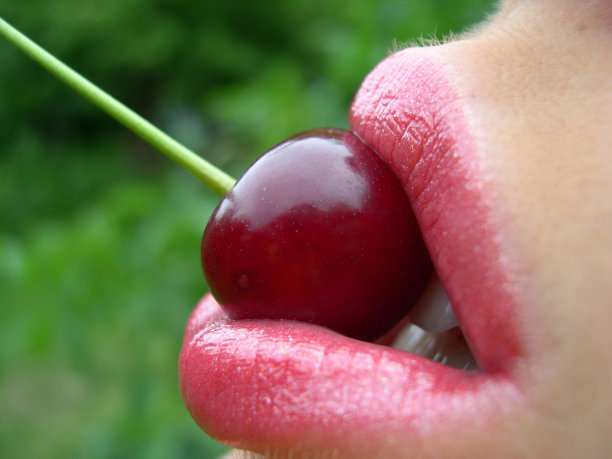 甜美的樱桃在嘴唇图片下载
