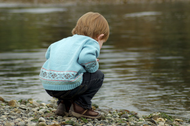 好奇的孩子图片下载