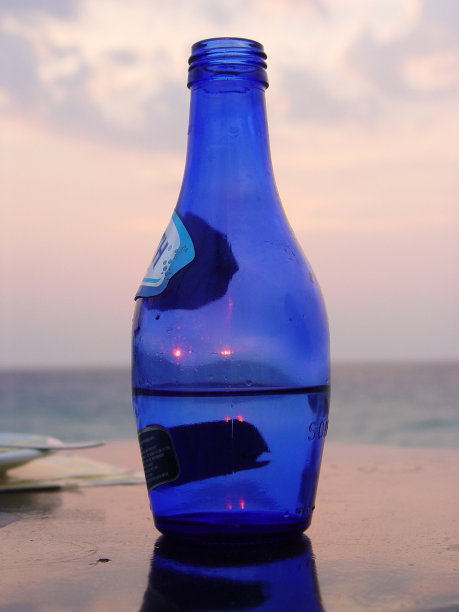 瓶子里的生命。图片下载