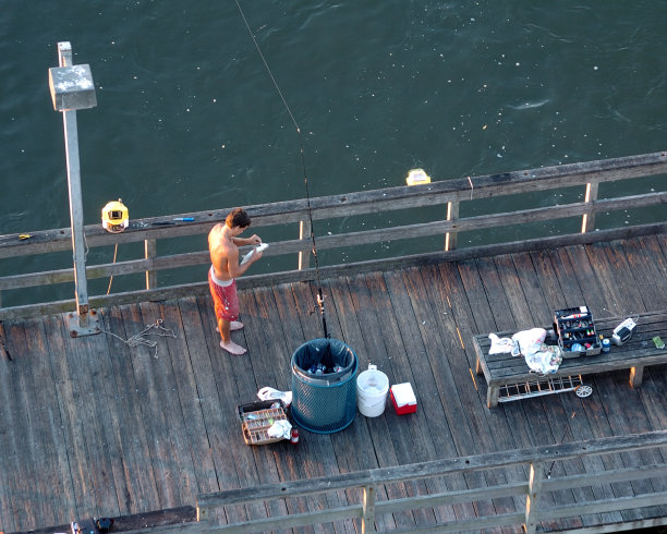 十几岁的男孩在码头钓鱼图片下载
