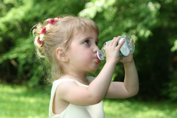 口渴的卖花女图片下载