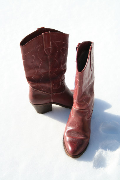 靴子站在雪地里图片下载