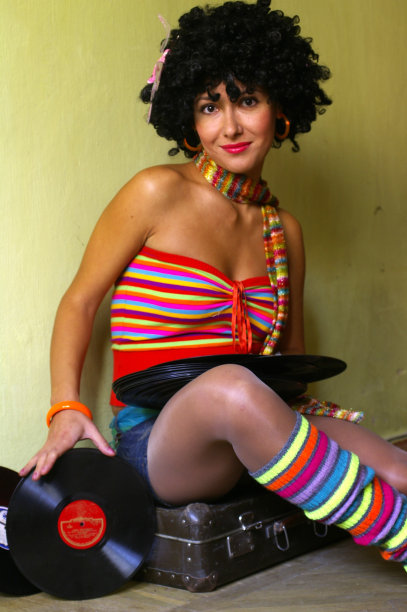 可爱的卷发迪斯科女孩图片下载