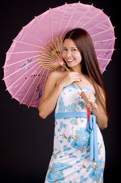 微笑的菲律宾女孩与阳伞图片下载