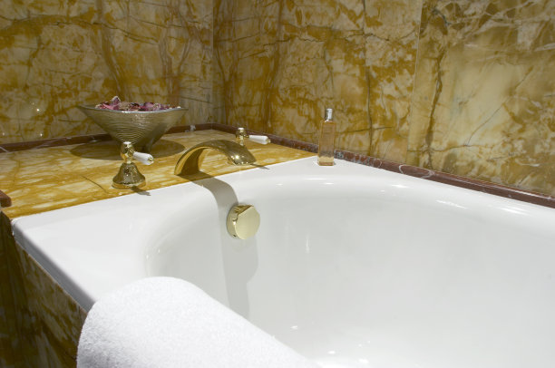 浴缸水龙头和毛巾图片下载