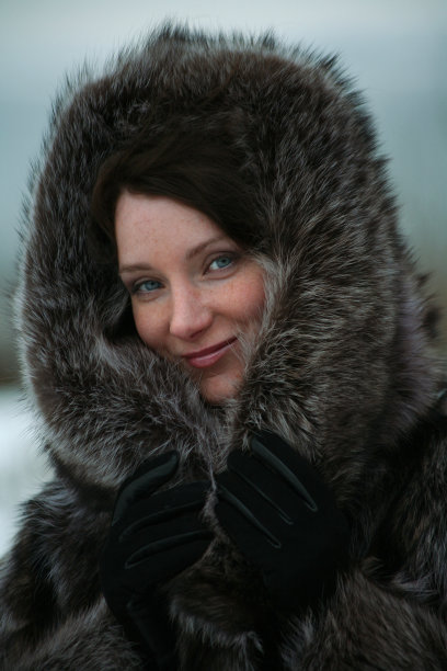 穿着毛皮大衣的漂亮女孩图片下载