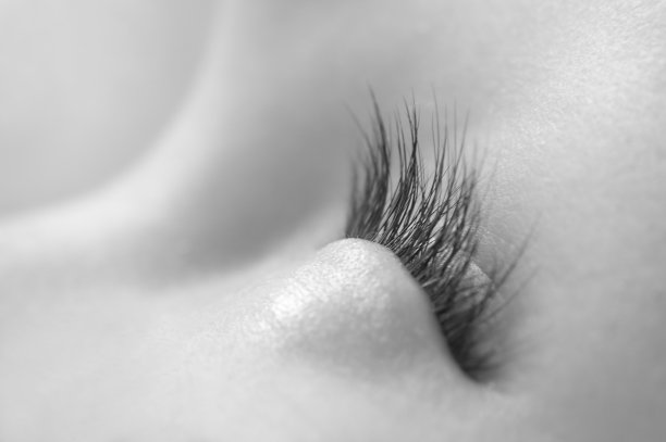 一个闭着的孩子眼睛的特写图片下载