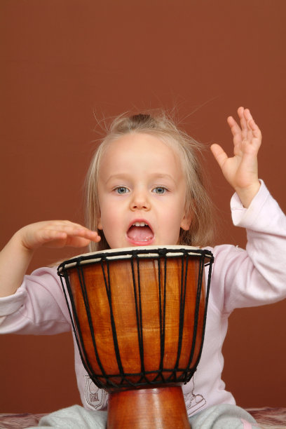小孩子在敲鼓图片下载