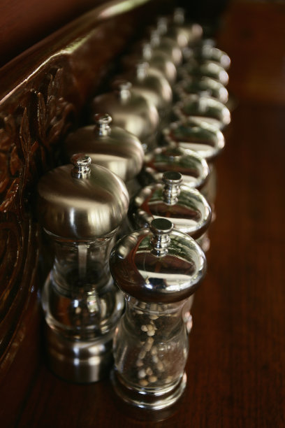 胡椒研磨器，银色盖子，排成两排图片下载