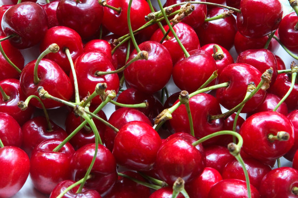 桌上放着成熟的樱桃图片下载