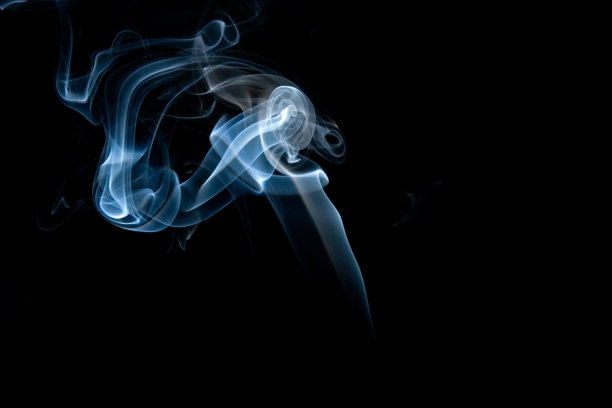 黑色背景前的烟雾图片下载