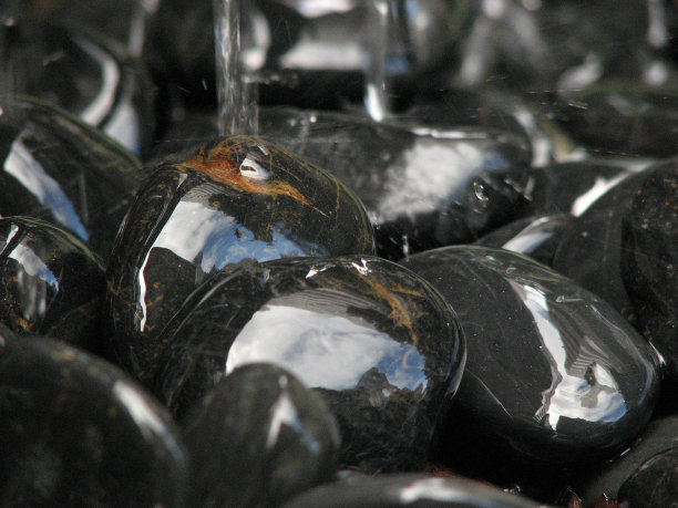 有天空的抛光岩石图片下载