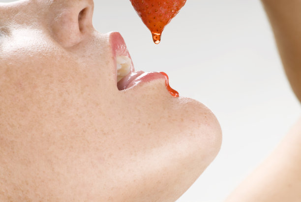 嘴巴和草莓图片下载