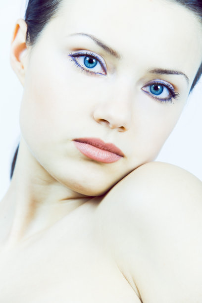 孤立可爱和性感年轻的黑发女孩图片下载