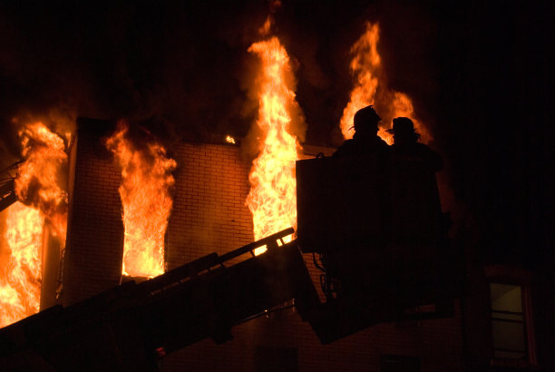 消防队员在火焰前图片下载
