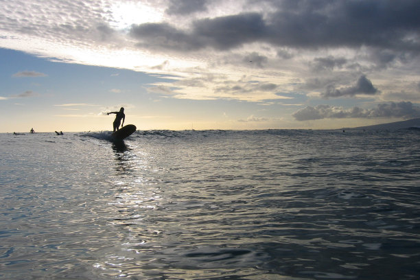 在夏威夷冲浪图片下载