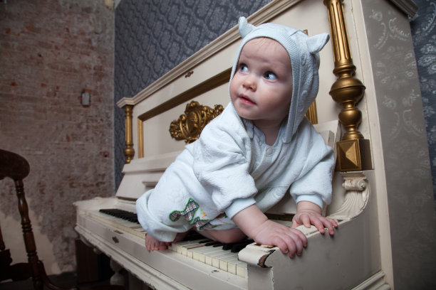 小女孩爬上钢琴图片下载
