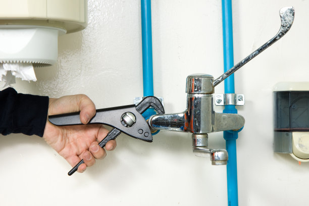 水管工在工作图片下载