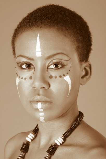脸上涂着部落色彩的土著美国黑人妇女图片下载