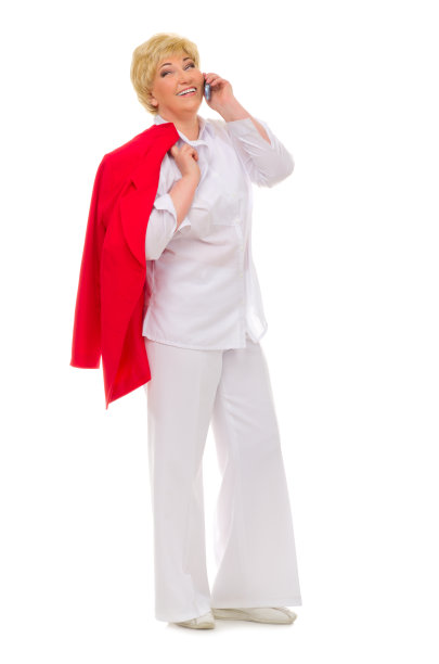 有手机的资深女性图片下载