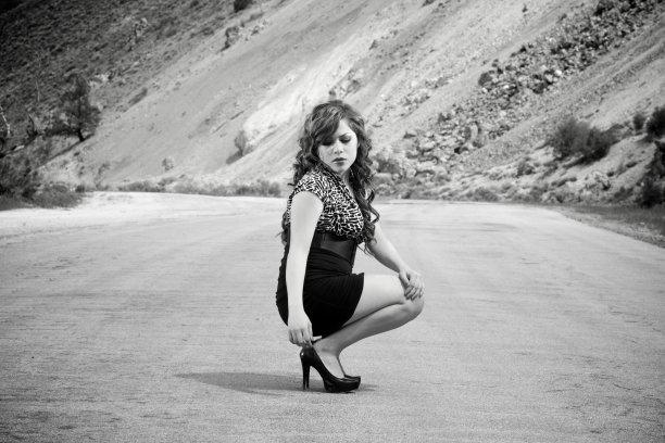 漂亮的女孩在路上高跟鞋。图片下载