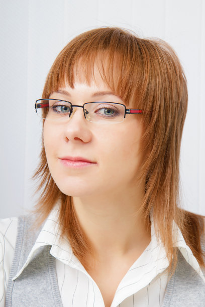 戴着眼镜的年轻女商人图片下载