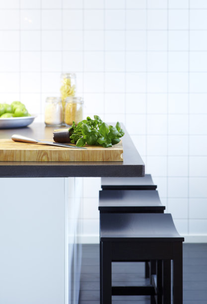 北欧厨房里的新鲜香草图片下载