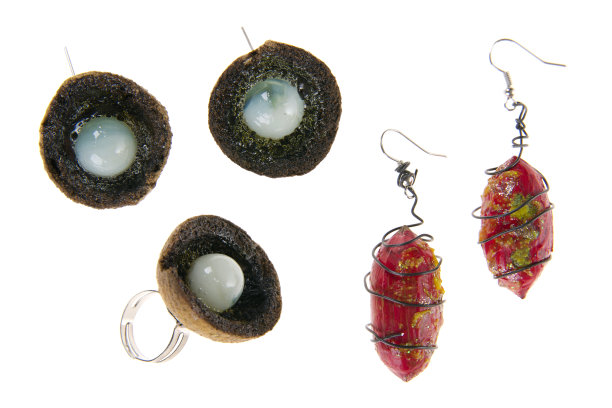 原为女性手工制作的饰品，孤立于白色之上图片下载