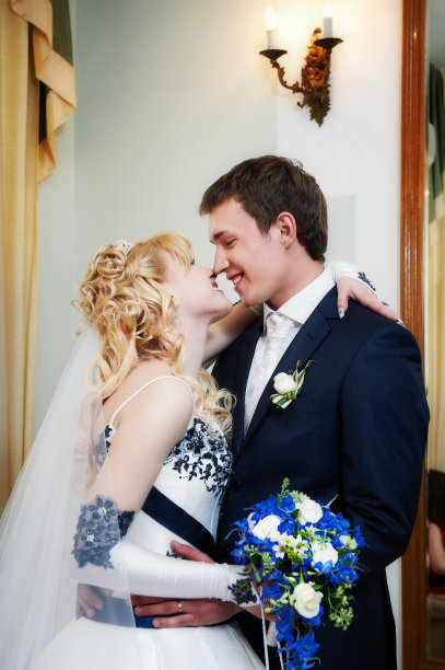 新娘和新郎在室内图片下载