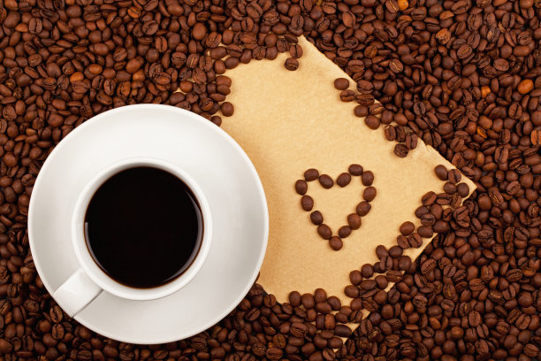 带有心形符号和纸的咖啡杯图片下载