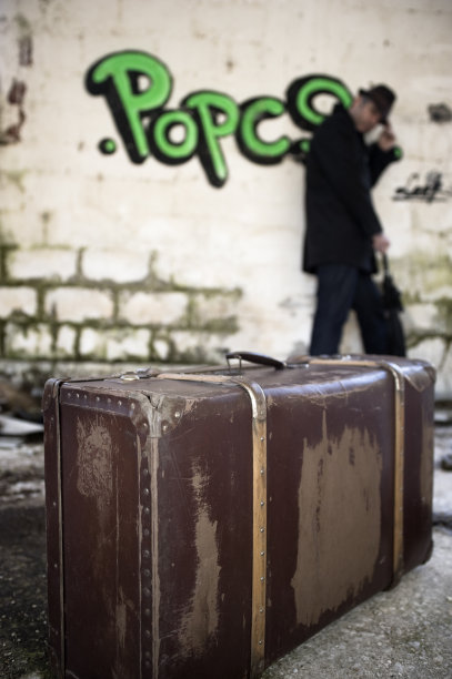 男人和手提箱图片下载