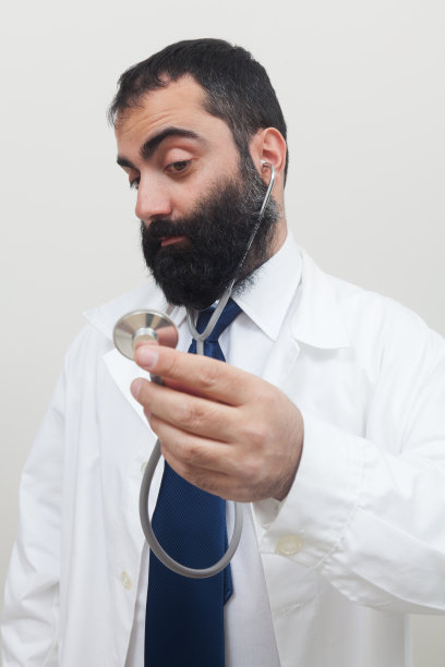 年轻胡子男医生图片下载
