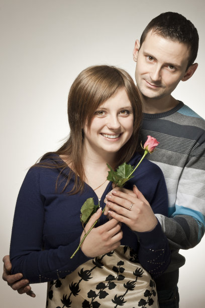 快乐的年轻夫妇。图片下载