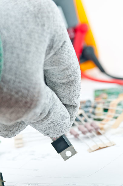 拾起电子元件材料图片下载