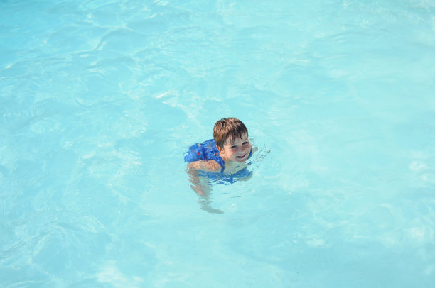 男孩游泳图片下载