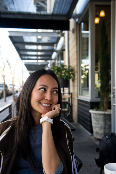 年轻女子在外面的小酒馆里休息图片下载