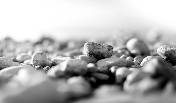 湖边小沙滩上的卵石图片下载