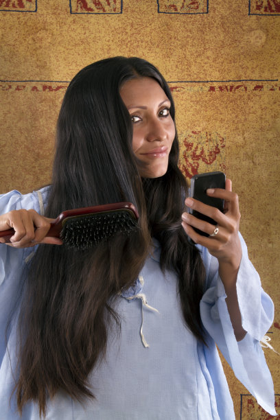 用梳子梳头的女人图片下载