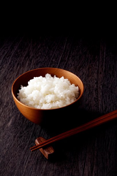 桌上放着亚洲的米饭和筷子图片下载