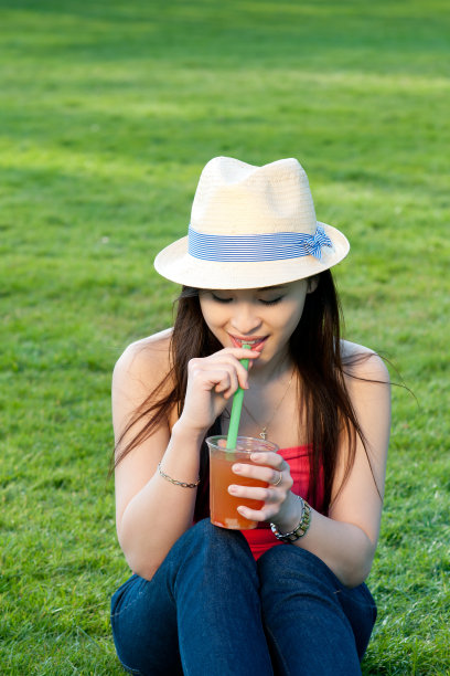 美女在公园里喝珍珠奶茶图片下载