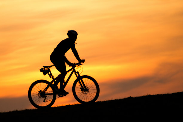 一个骑自行车的剪影图片下载