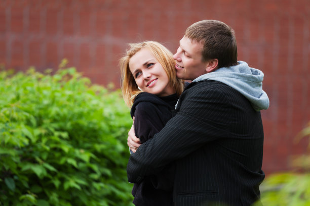 恋爱中的年轻情侣图片下载