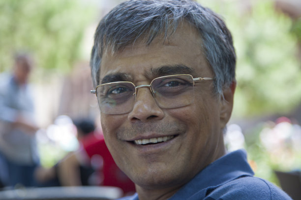 微笑的中年亚洲绅士眼镜图片下载