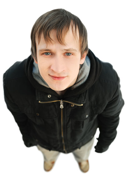 友善的年轻人看着镜头微笑着图片下载