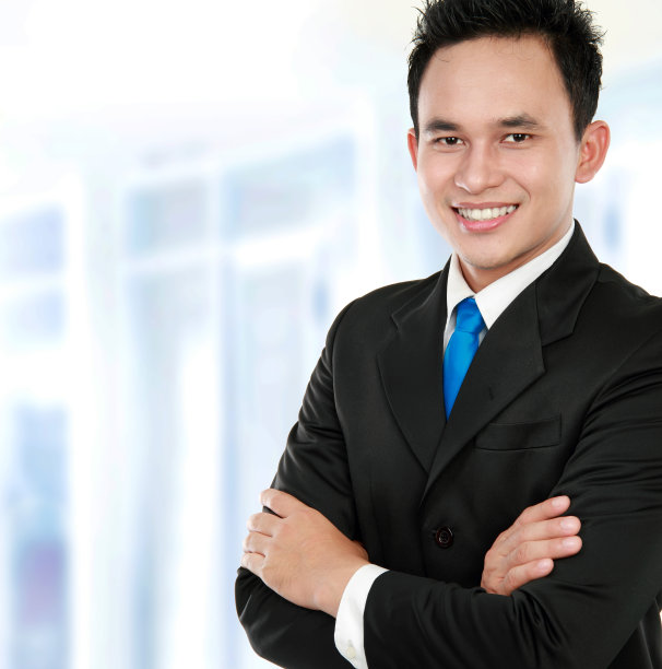 双臂交叉站着的商人图片下载